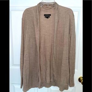 Tahari- Tan lightweight sweater 

Extra fine Marino wool
Size 1x
Tan
Gen…